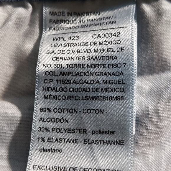 Levi's Signature Plus Size High-Rise Medium Wash Denim Capri Length Jeans - Picture 9 of 9